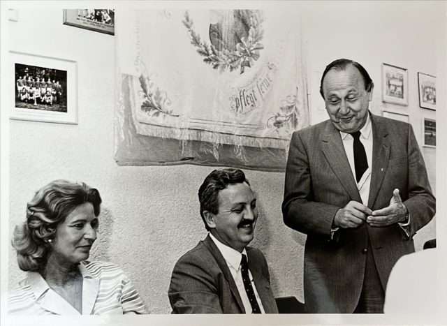 Gruppe Menschen lächelnd in einem Raum