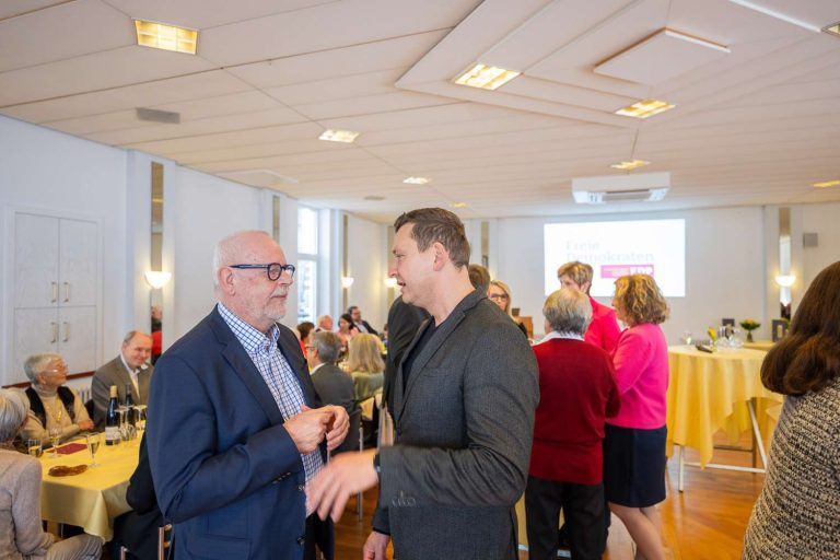 Netzwerkveranstaltung mit Teilnehmern im Gespräch.