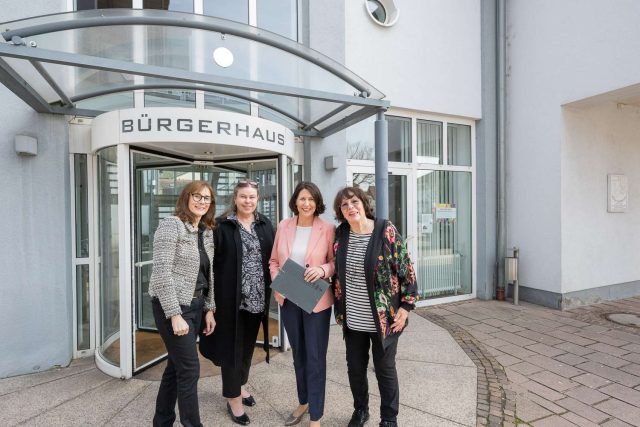 Vier Frauen stehen vor dem Bürgerhaus.