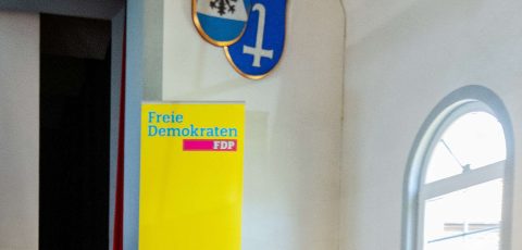 FDP-Plakat an einer Wand im Innenraum.